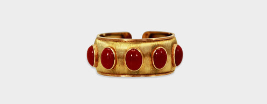 Buccellatiβs Mastery: The Elegant Yellow Gold Wide Coral Bracelet in 18K