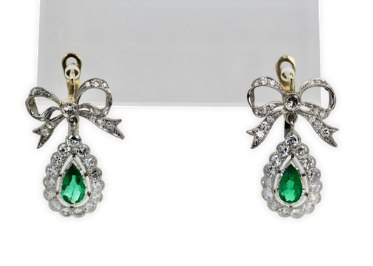 Pair of earrings with green gemstones
