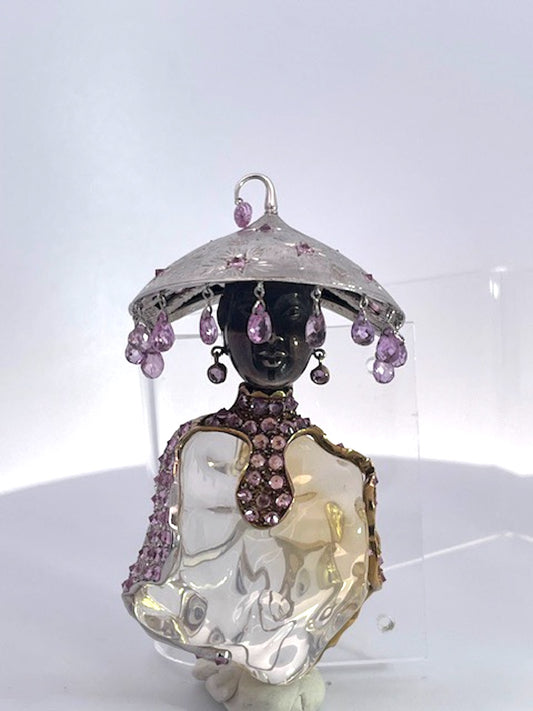 Lady with hat brooch, 18K