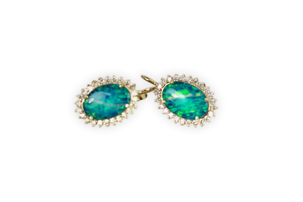 Pair of earrings with green gemstones 