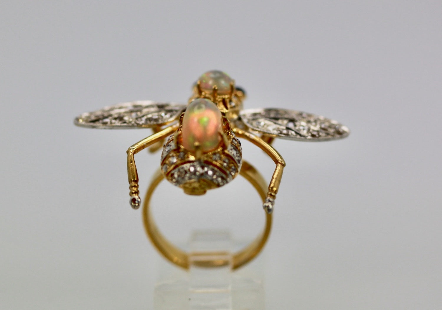 Bee-shaped gemstone ring