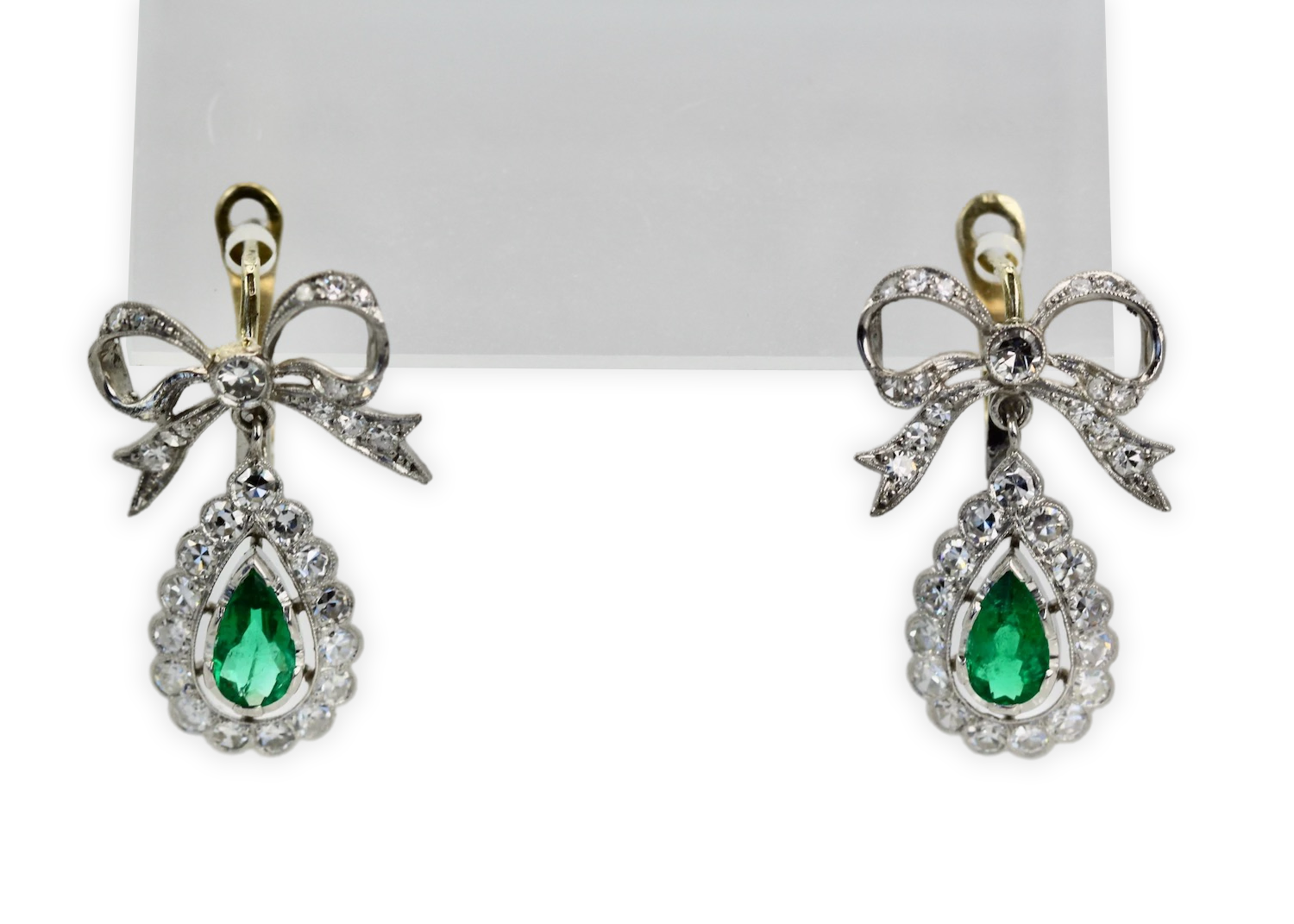 Pair of earrings with green gemstones