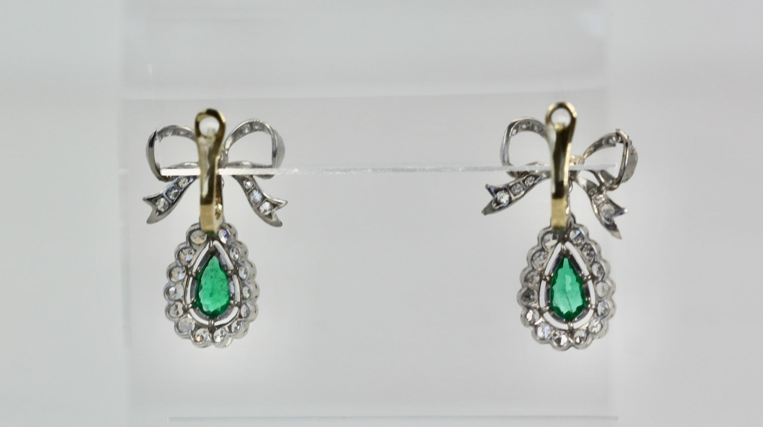 Pair of earrings with green gemstones 