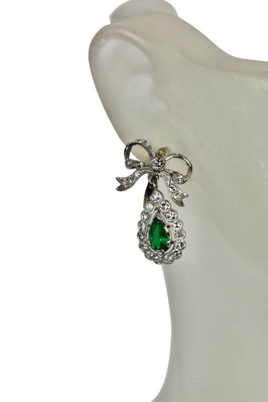 Earring with green gemstone 
