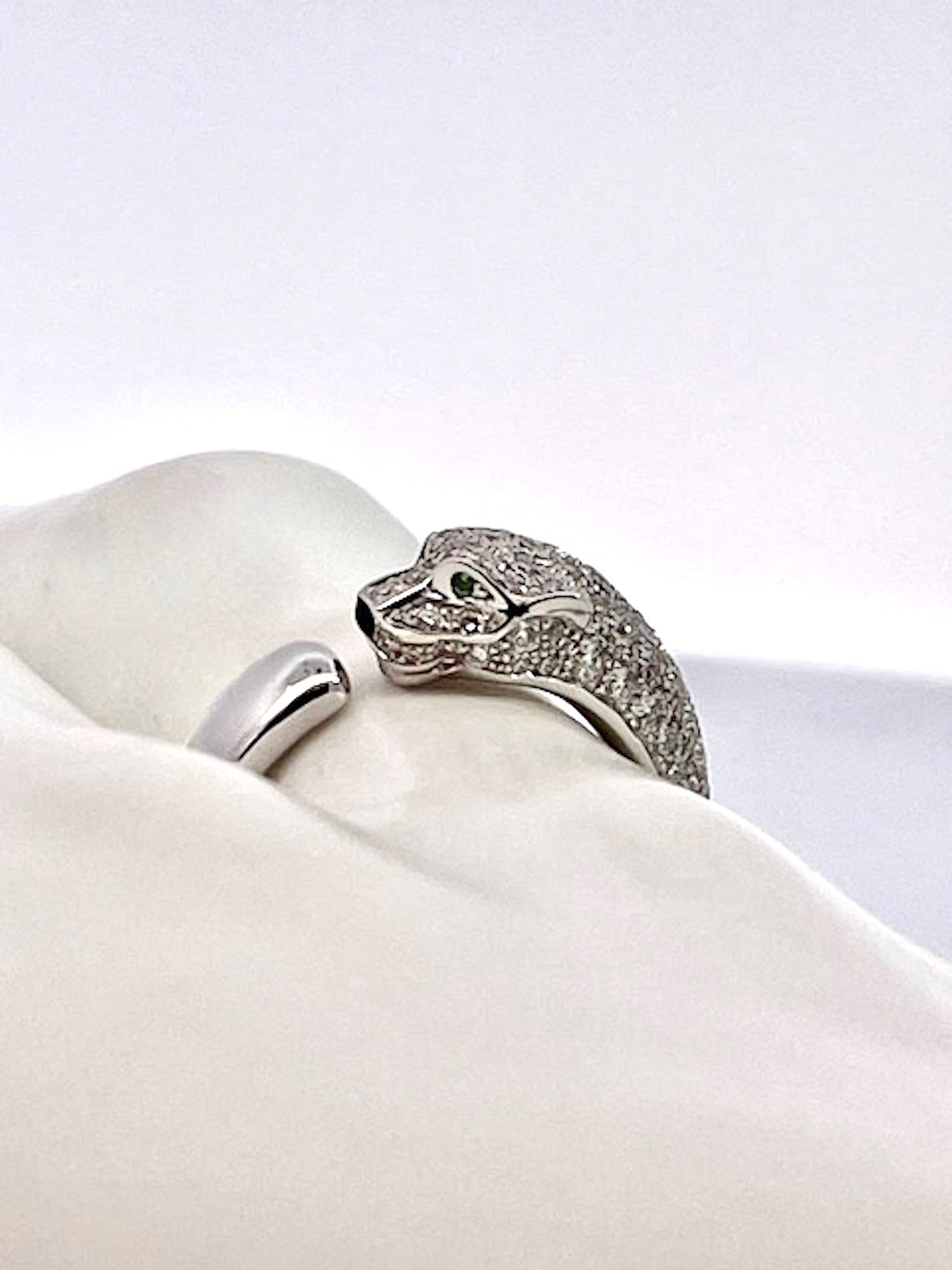 Cartier Panthere 18K gold ring, emerald and onyx details