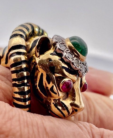 Emerald head tiger ring