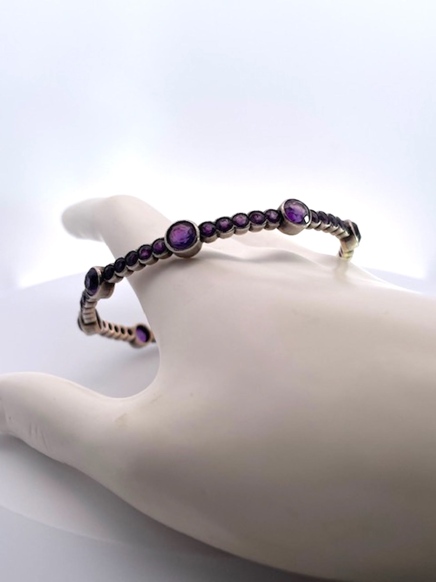 Gold bangle with amethyst, 15K