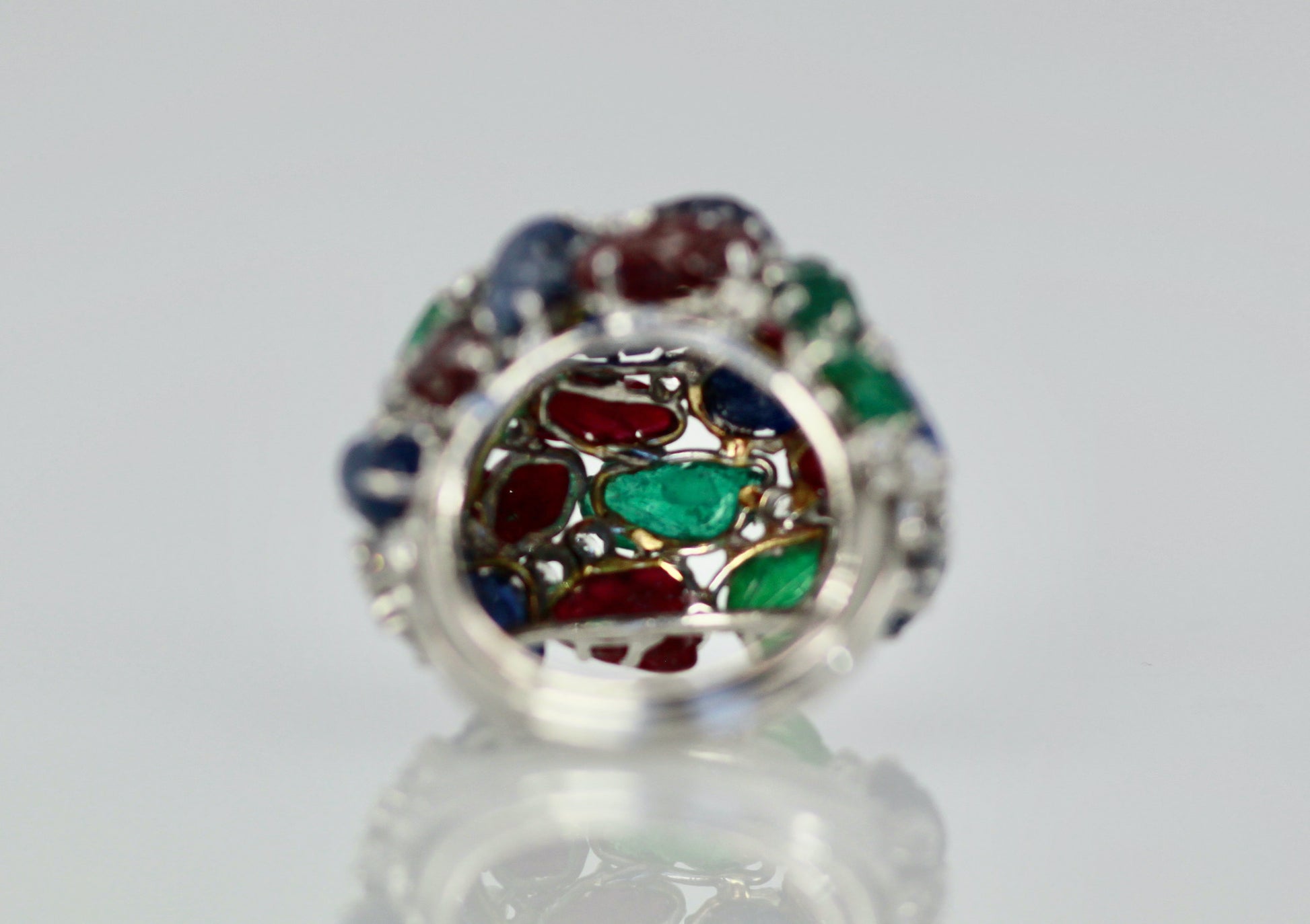 18K ring with emeralds, rubies, sapphires