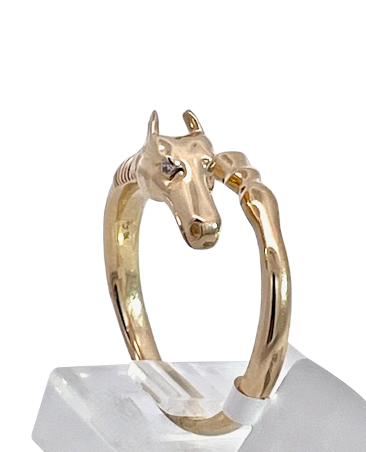 Fine horse ring in yellow gold