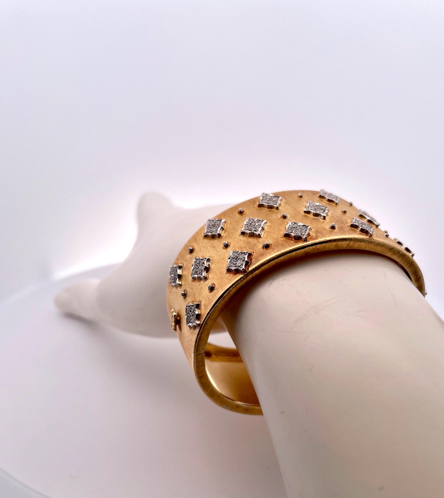 Gold bracelet with diamonds