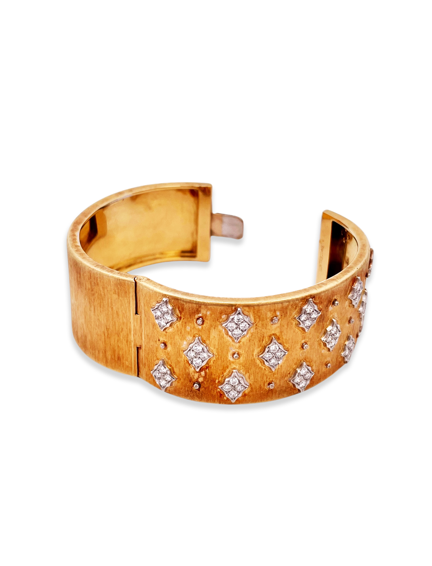 Gold bracelet with diamonds