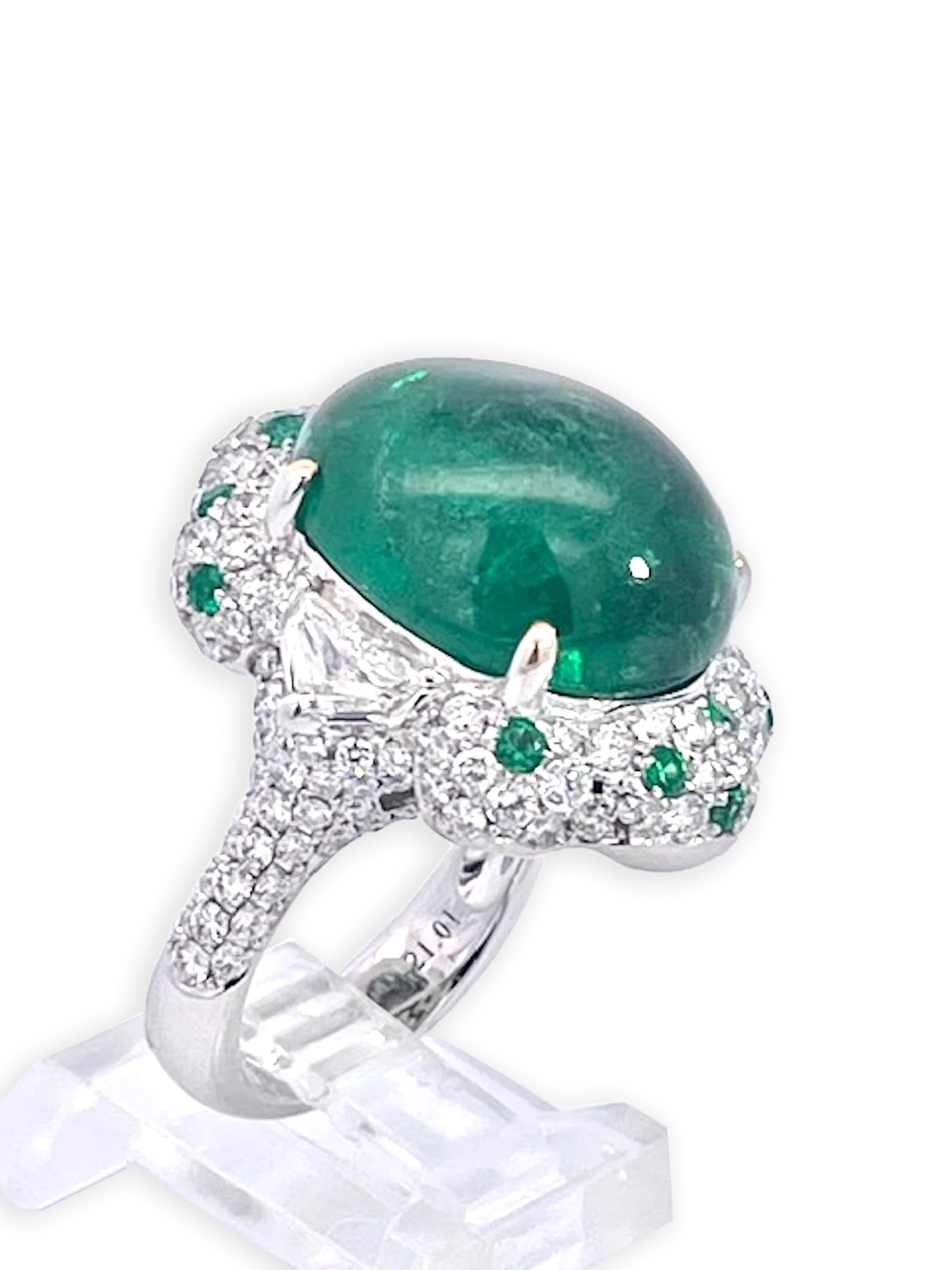 21.10 carats Emerald Cabochon Ring 18K