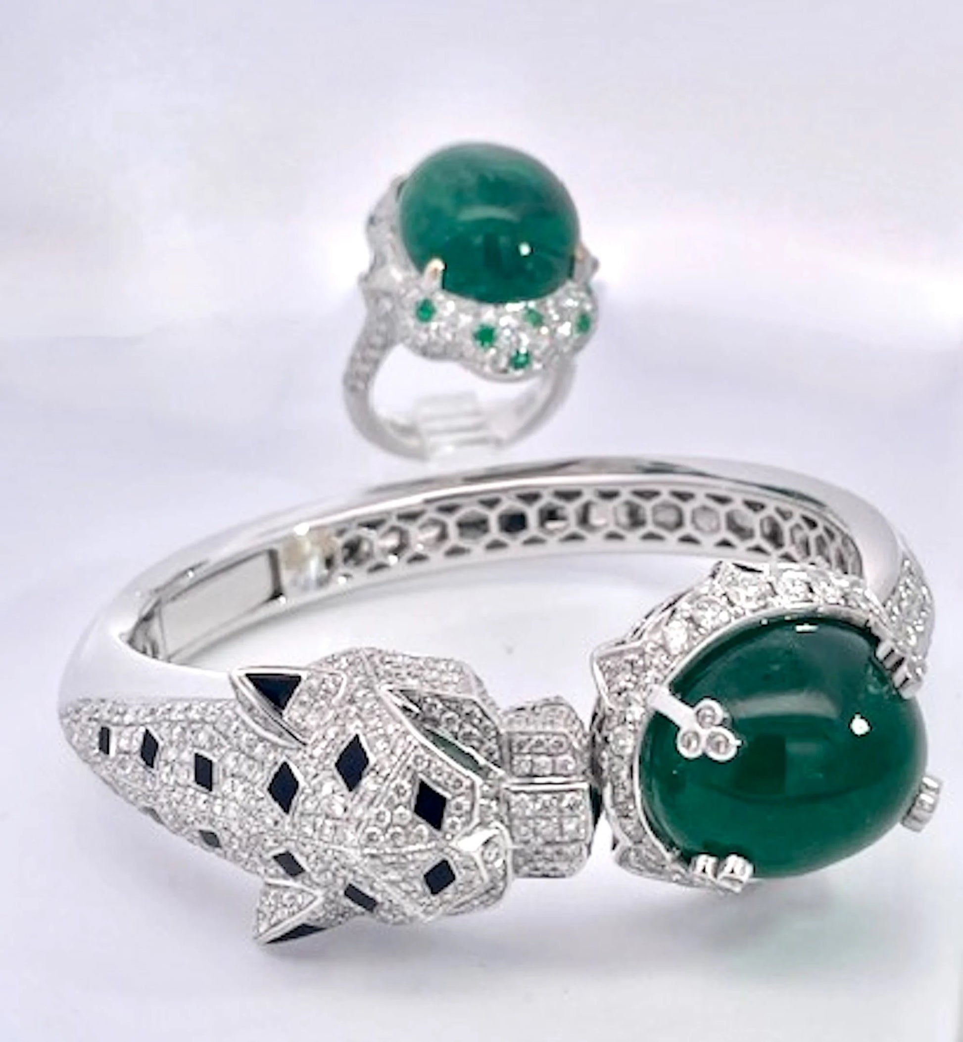 Emerald Diamond Onyx Panthere Bracelet with Large Cabochon Emerald 29.78 cts