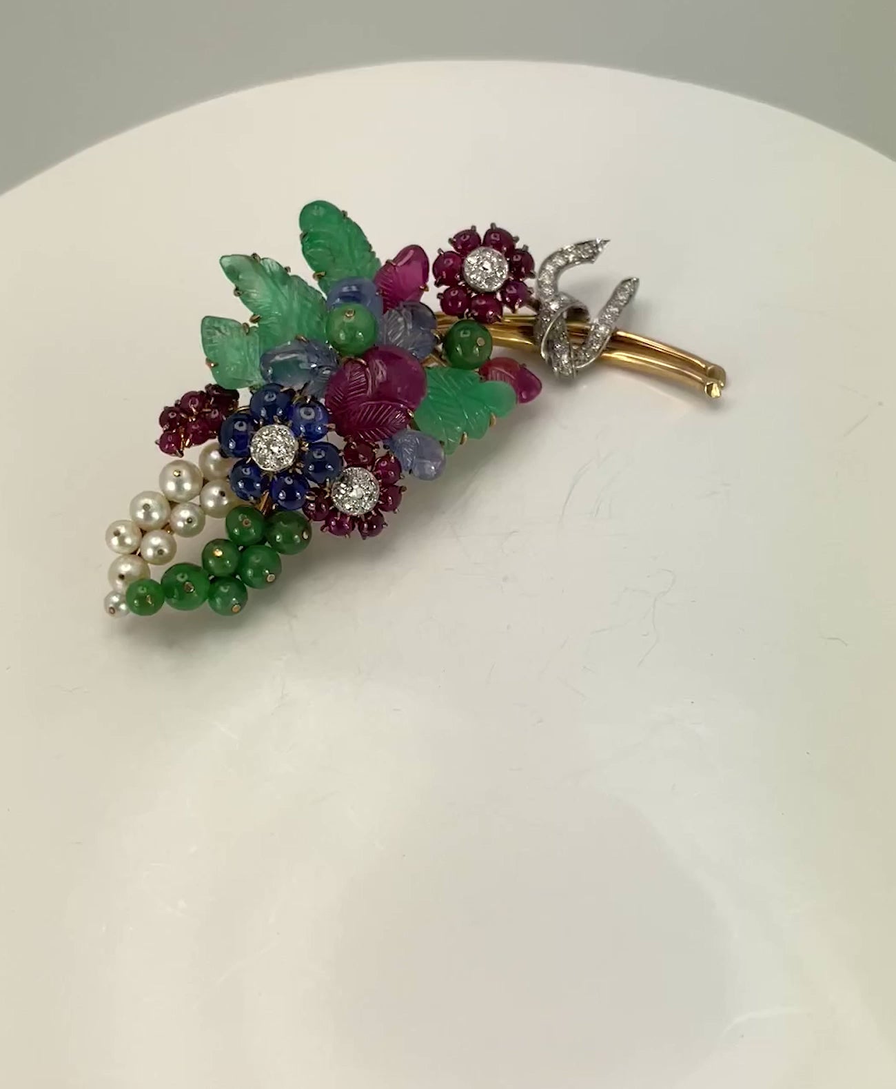 18K brooch with diamonds and gems