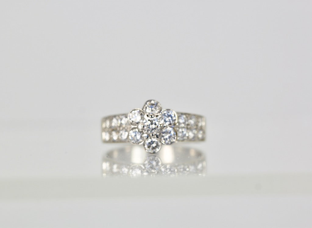 Van Cleef & Arpels Fleurette Diamond Ring - Detail View 2 | Cris Notti Jewels